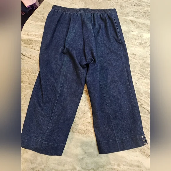 Alfred Dunner 14 Stretch Denim Capris Pull-On Comfort Waist Star Embellished - Picture 5 of 8